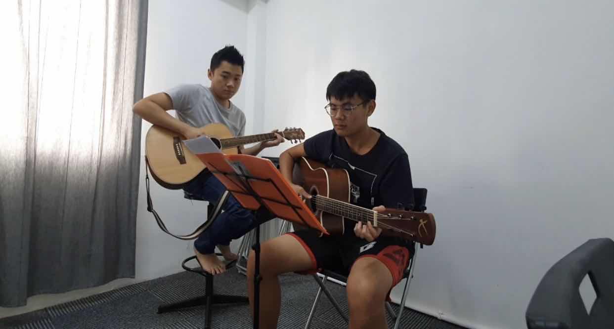 1-Month Singing and Guitar Class